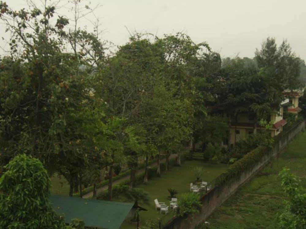 Hotel Rainforest Sauraha Exterior photo