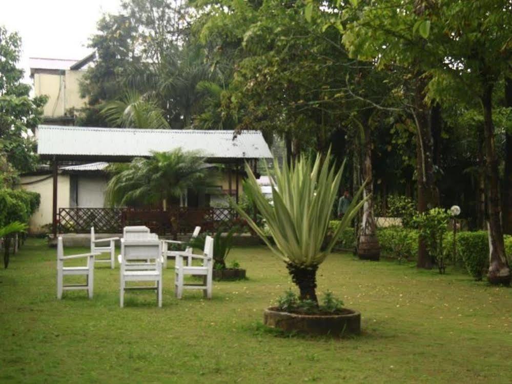 Hotel Rainforest Sauraha Exterior photo