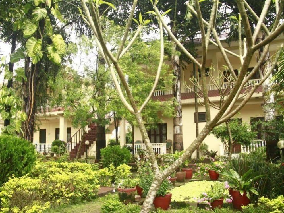 Hotel Rainforest Sauraha Exterior photo