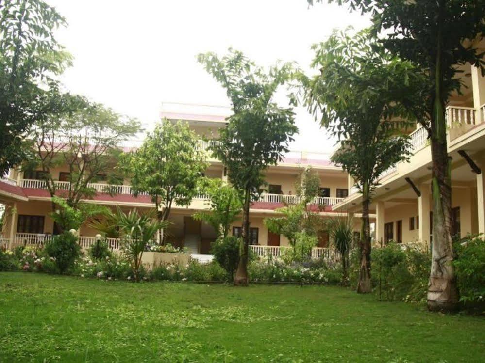 Hotel Rainforest Sauraha Exterior photo