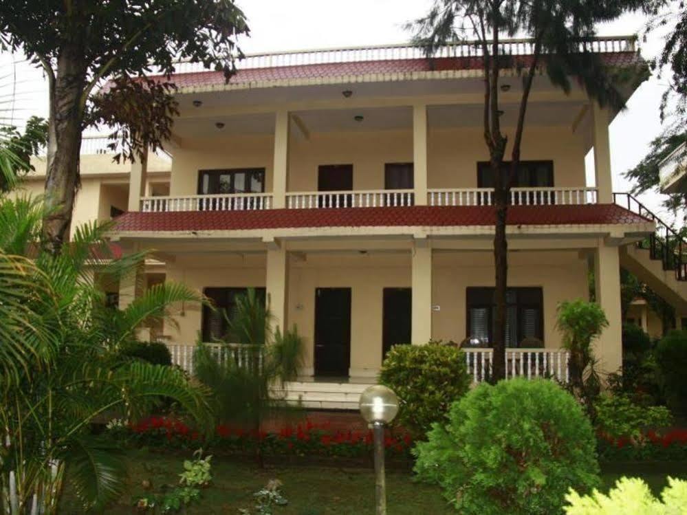 Hotel Rainforest Sauraha Exterior photo