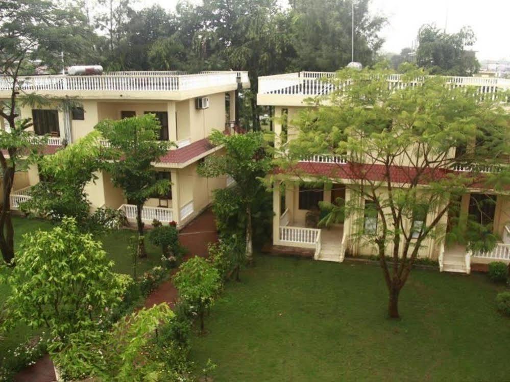 Hotel Rainforest Sauraha Exterior photo