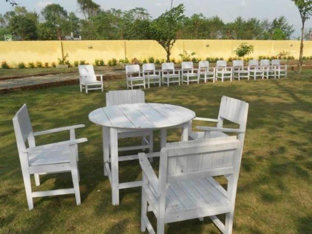 Hotel Rainforest Sauraha Exterior photo